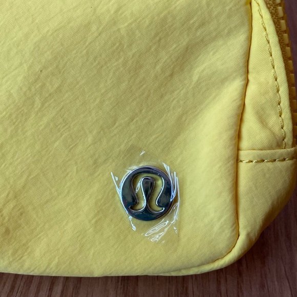 ❤️ Lululemon Utility Yellow Extended Strap Everywhere Belt Bag NWT - Picture 3 of 12